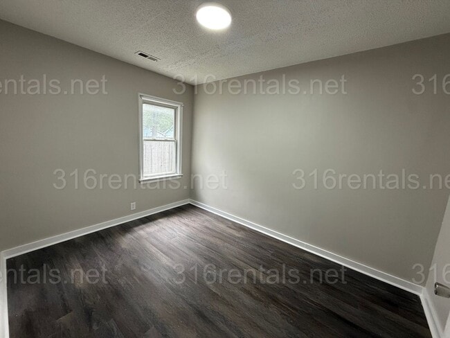 Building Photo - $1245 - 4 bedroom / 1 bathroom - Beautiful...