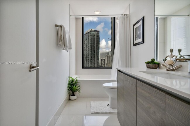 Building Photo - 460 NE 28th St