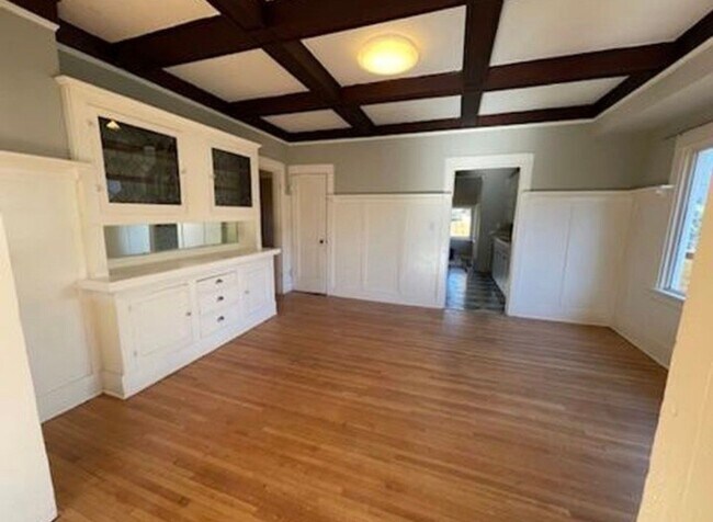 Building Photo - 2-Bedroom Home in the Hawthorne Area!