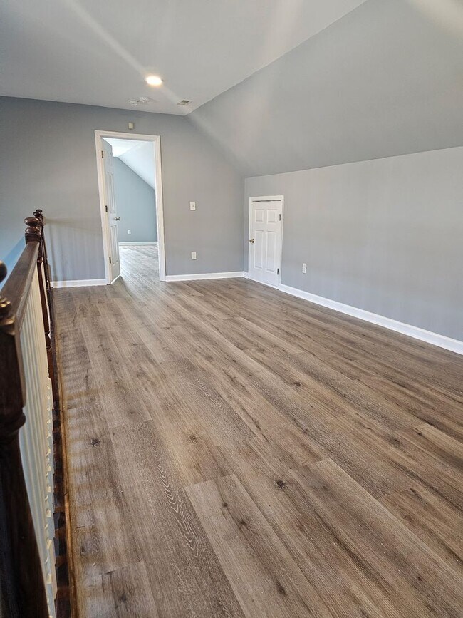 Building Photo - 5 Bedrooms- 3 Bathroom- House in West Rome!