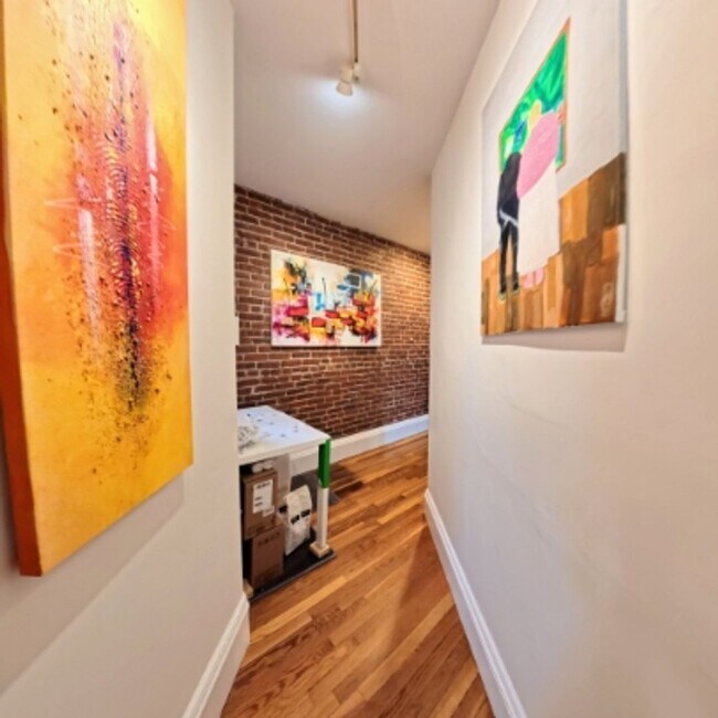 Building Photo - Large Unit in brookline Village, In-Unit Washer and Dryer, One Parking Space is Included