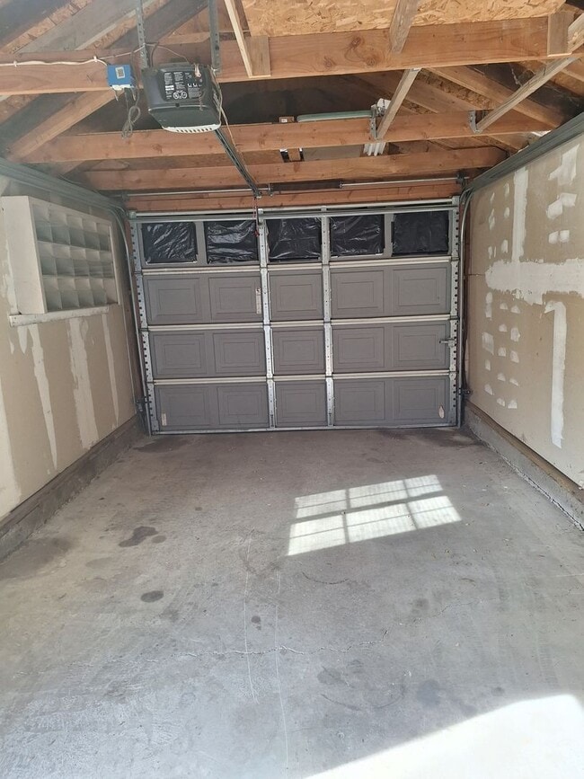 Building Photo - MUST SEE 1+ BEDROOM 1 BATH REMODLED
