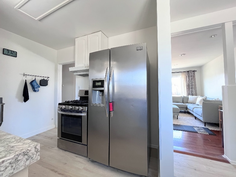 Building Photo - 1051 W 170th St