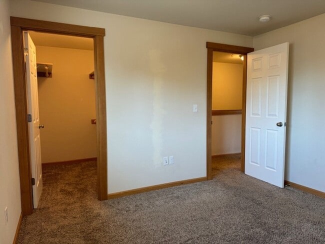 Building Photo - 2 Bedroom Townhouse with a fenced backyard!
