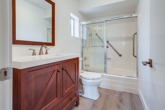 Building Photo - Gorgeous Upper Unit Condo in Fairway Knoll...