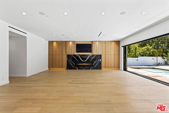 Building Photo - 1745 San Ysidro Dr