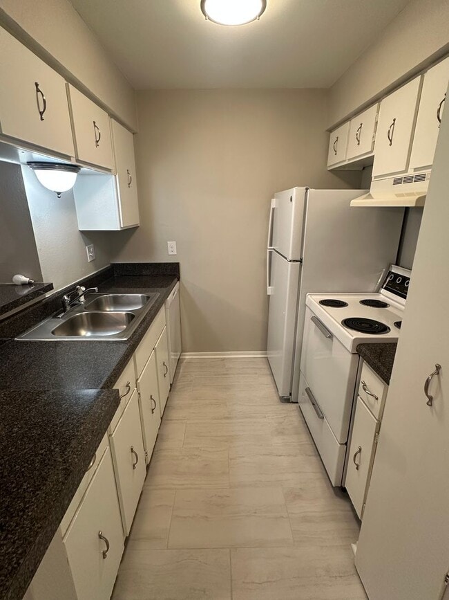 Building Photo - 6750 Quail Hollow Ct
