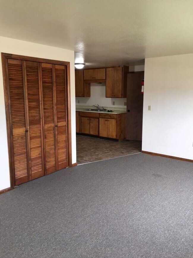 Building Photo - 102 E Cascade Ave