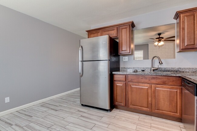 Building Photo - STUNNING 2 BEDROOM REMODELED TEMPE TOWNHOM...