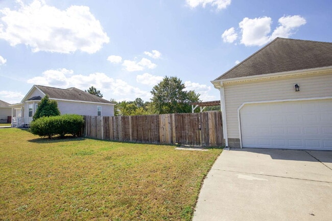 Building Photo - Charming 3 BR/2BA Ranch with fully fenced ...