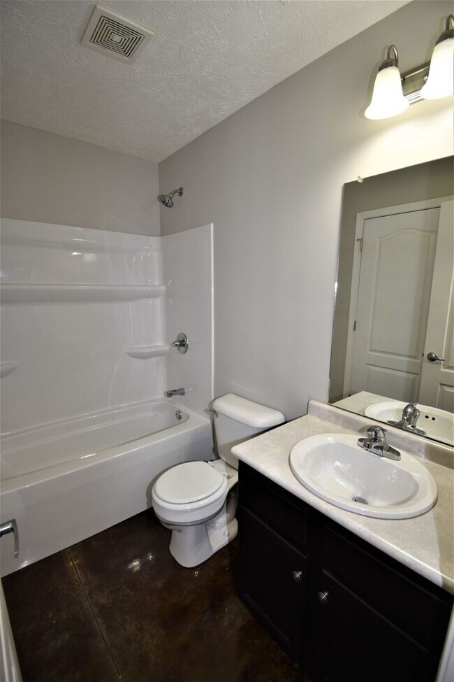 Building Photo - 333 Rossview Rd
