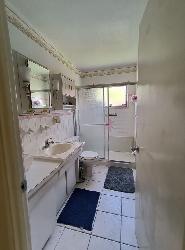 Building Photo - Spacious 3-Bedroom 1.5 Bathroom House for ...