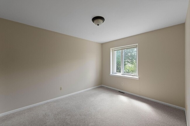 Building Photo - 304 Pondridge Cir