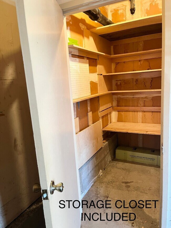 Building Photo - Newly Renovated 2x1 behind Bon Air!