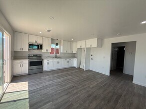 Building Photo - 2 bed, 1 bath ADU with private yard and laundry