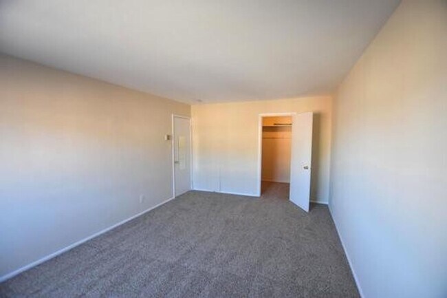 Building Photo - SUNNY & SPACIOUS 2 BR CONDO IS AVAILABLE IN COLLEGE PARK WALKING DISTANCE TO UMD