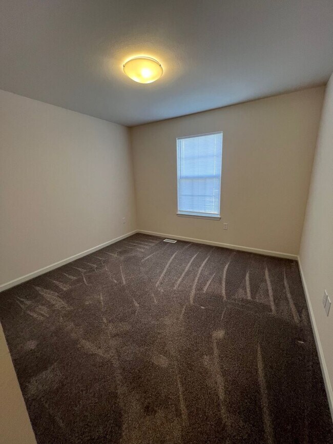 Building Photo - Private Charming Home!