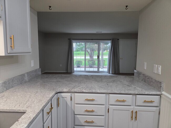 Building Photo - 883 E Loos St