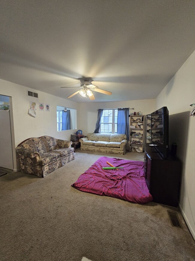 Building Photo - 603 Circle Dr