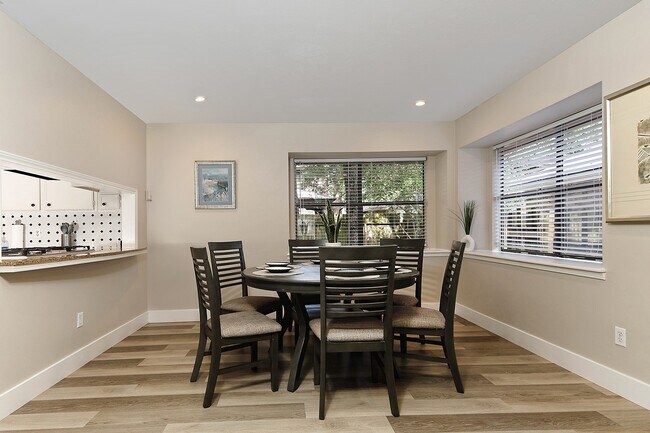 Building Photo - 103 N Deerfoot Cir