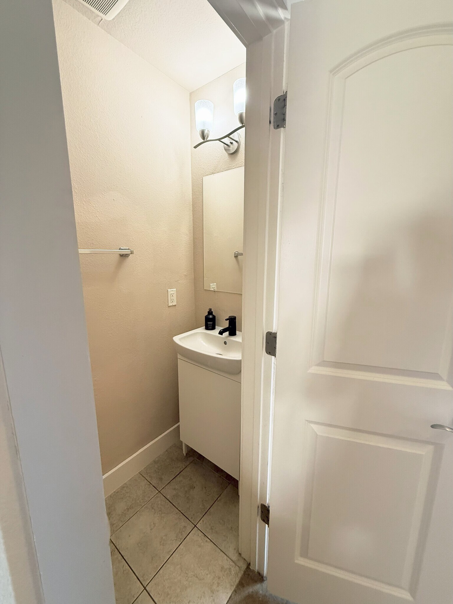 Building Photo - 13420 Lyndhurst St