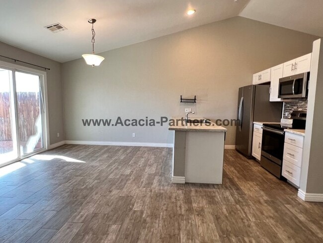 Building Photo - Remodeled Townhome