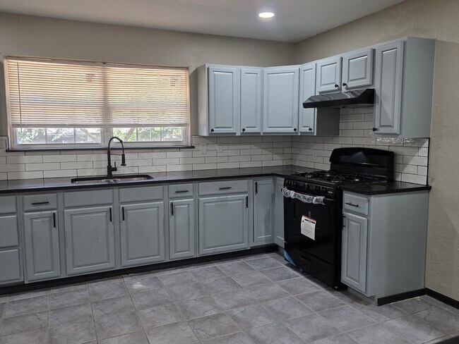 Building Photo - 641 Redstone Ave