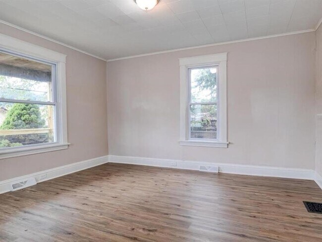 Building Photo - 2 bedroom House New Brighton
