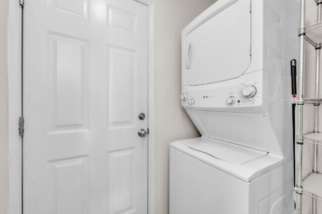 Building Photo - Elegant 3BR/2BA Home in Chartwell Estates with Fireplace & Fenced Yard $1800/mo rent