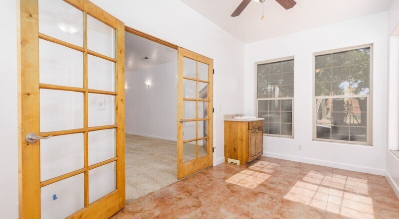 Building Photo - 584 W Mariposa Dr