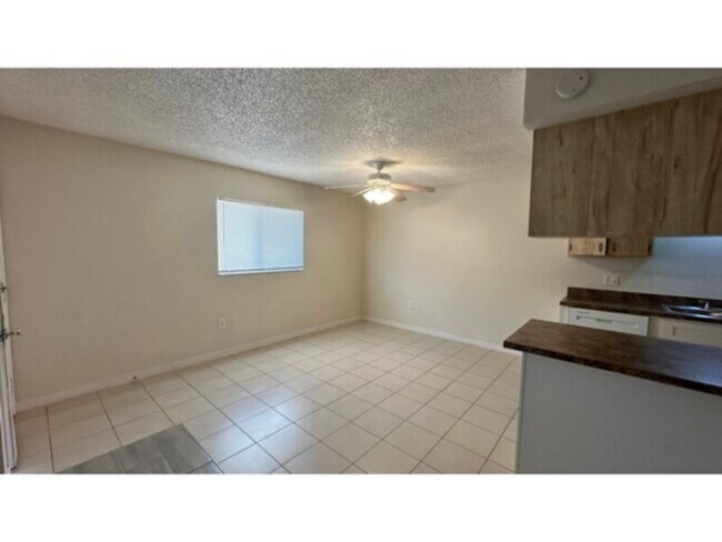 Building Photo - AVAILABLE NOW!  Washer &amp; Dryer Include...