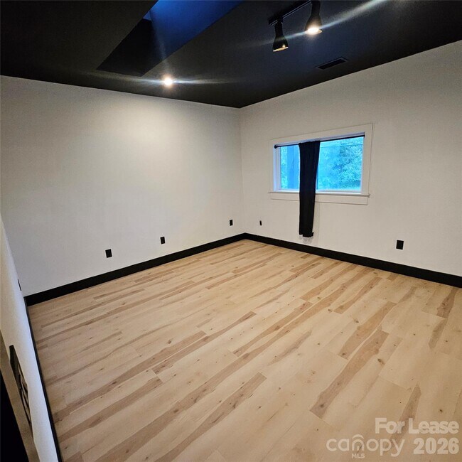 Building Photo - 1002 Crawford Rd