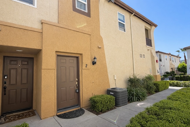 Building Photo - Updated Spacious 2 Bedroom Condo with attached garage in West Murrieta