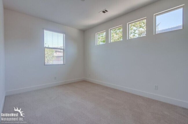 Building Photo - Modern 3Bdm 2.5Ba Townhome in the Heart of...