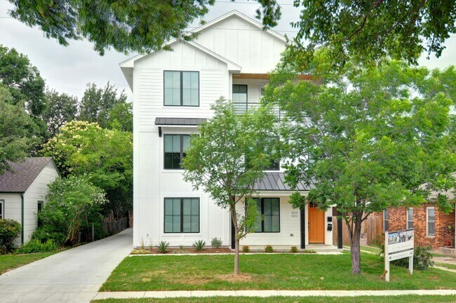 Building Photo - 3214 McCart Ave