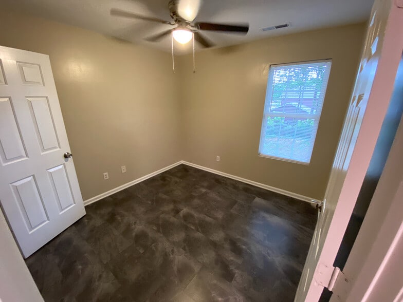 Building Photo - Room in Duplex on Bragg St