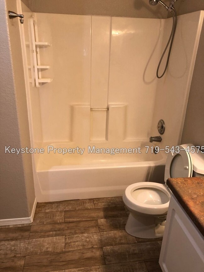 Building Photo - 486 W Bellflower Dr