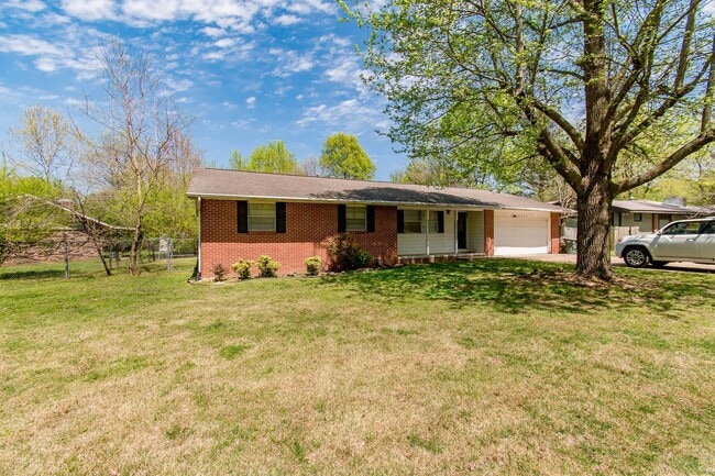 Building Photo - 3 Bedroom 2 Bath Home Walking Distance to Campus!