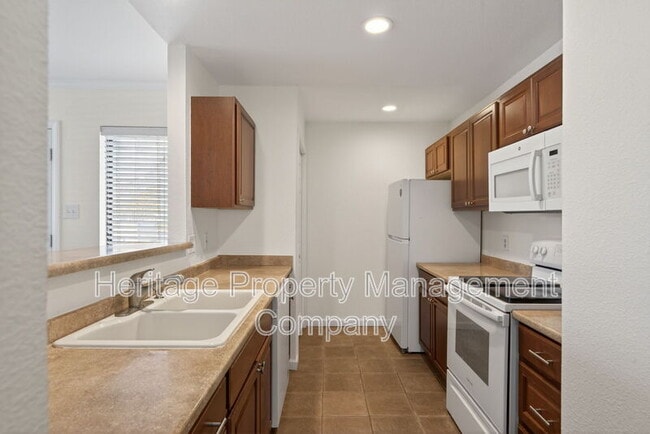 Building Photo - 609 Oak Park Dr