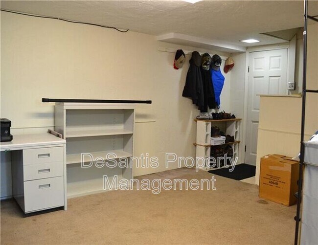 Building Photo - 301 Meadowlark Ln