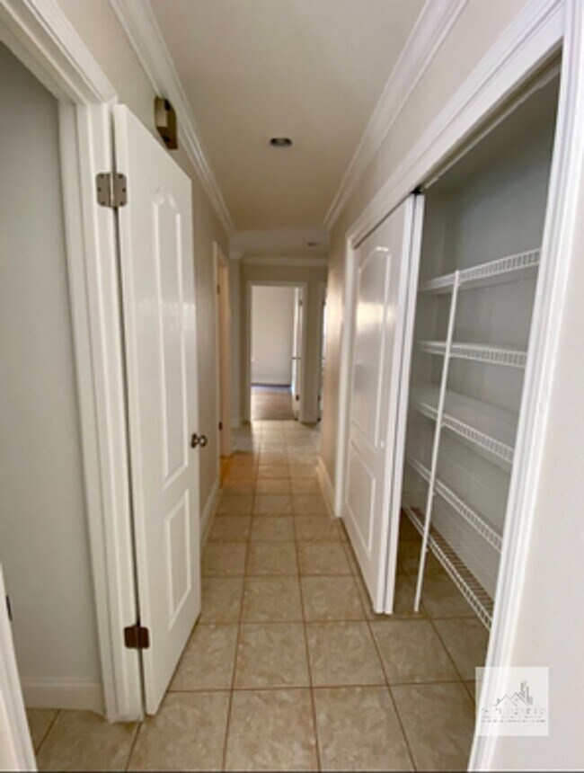 Building Photo - 1679 E La Quinta Dr