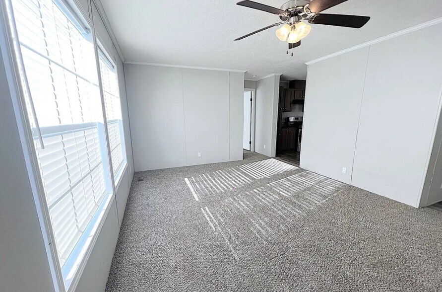 Building Photo - 6581 Hillcrest Dr