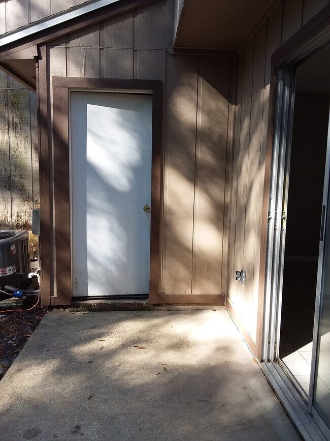 Building Photo - Lexington Square Townhome