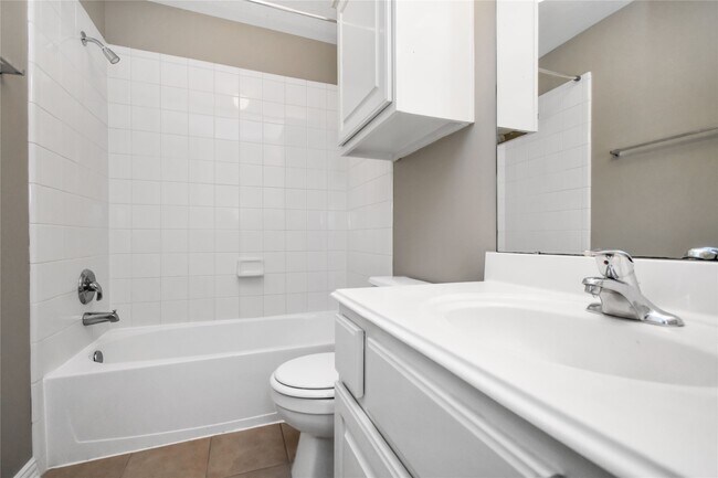 Building Photo - 10 E Artist Grove Cir