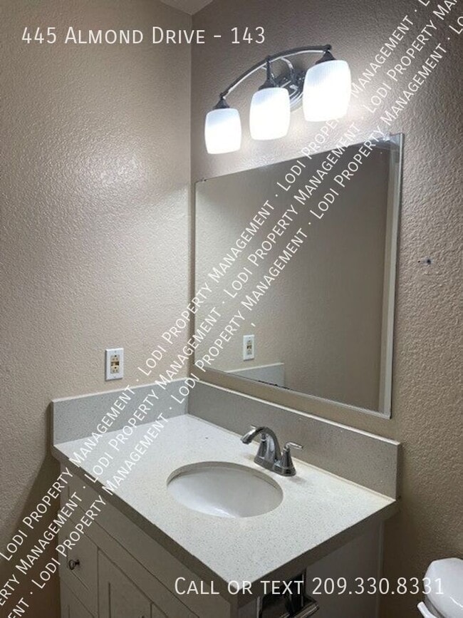 Building Photo - 445 Almond Dr