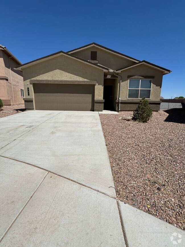 Building Photo - 4 bed 2 bath home in Huning Ranch! Newly B...