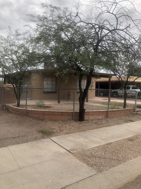 Building Photo - 1532 N El Rio Dr