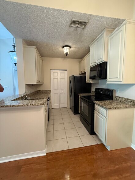 Building Photo - 10318 Fox Trail Rd S