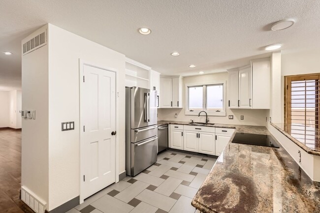 Building Photo - Spacious 4BR Townhome in Denver