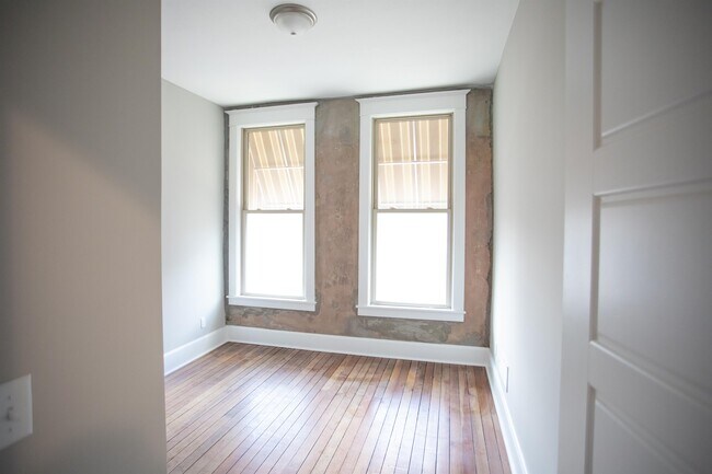 Building Photo - 136 Brady St